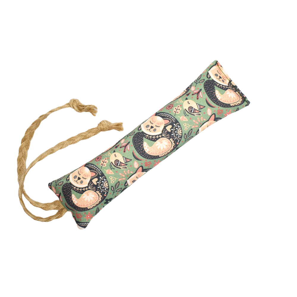 tribal-cats Twój kot to nocny łowca? Poznaj kopacza dla kota Green Cats Ribbon – zabawkę, która przeniesie go w świat intesywnej zabawy łowieckiej. Kopacz dla Kota Green Cats Ribbon z kocimiętką