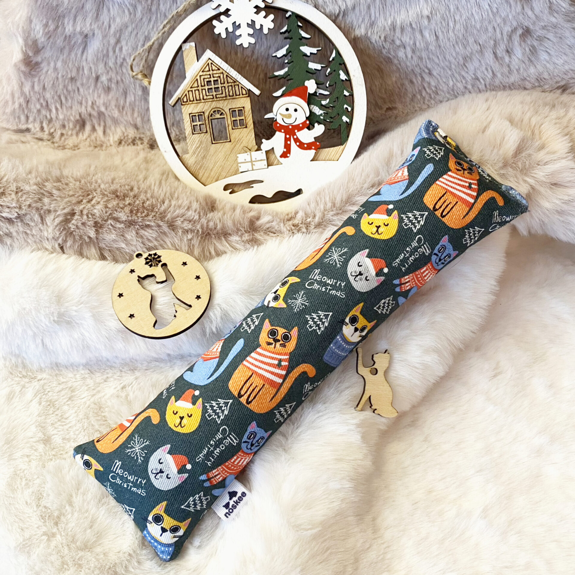 xmas-cats-kicker-toy xmas cats jumper valerian cat toy