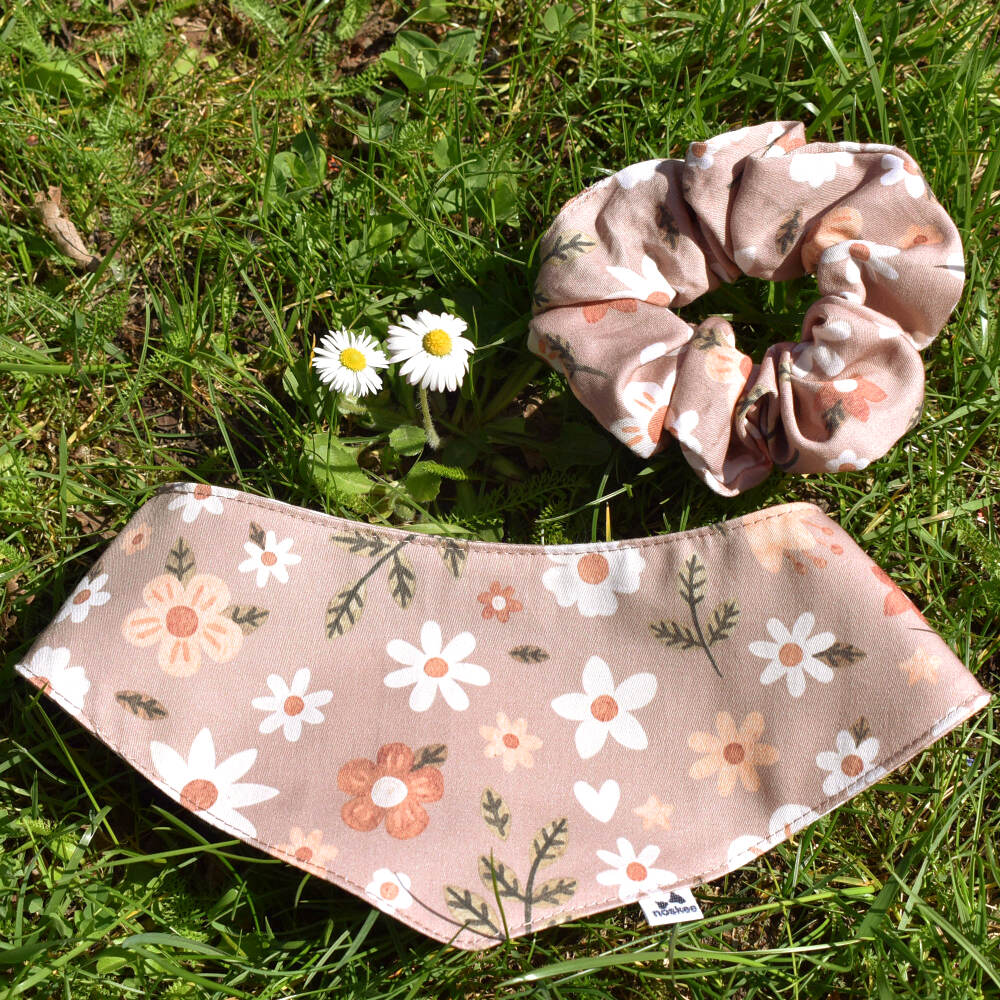 bandanka beige bandanka beige beżowa bandanka w kwiaty dla psa