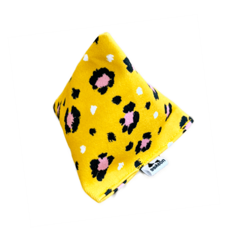 piramidka yellow, kopacz dla kota trójkąt, wypełniony łuską gryki oraz ziołami kocimiętka, waleriana, matatabi