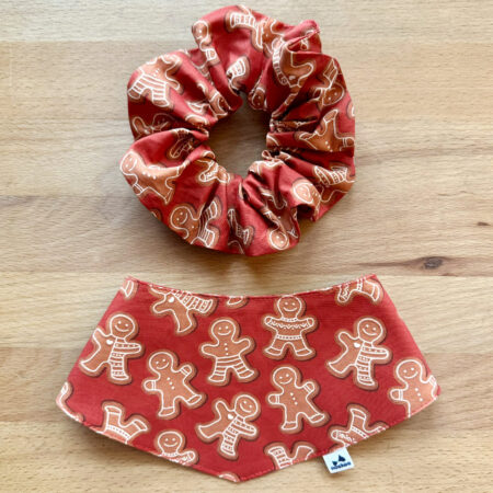 bandanka pierniczki, czerwona świąteczna bandanka w pierniczki dla psa, gumka scrunchie w pierniczki