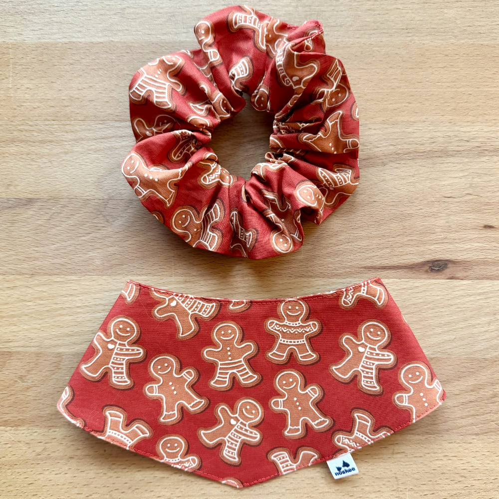 ciastkibandana2 bandanka pierniczki, czerwona świąteczna bandanka w pierniczki dla psa, gumka scrunchie w pierniczki