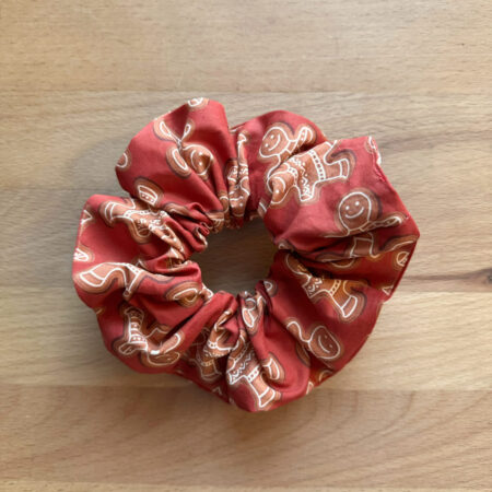 scrunchie pierniczki, świąteczna gumka do włosów czerwona w pierniczki