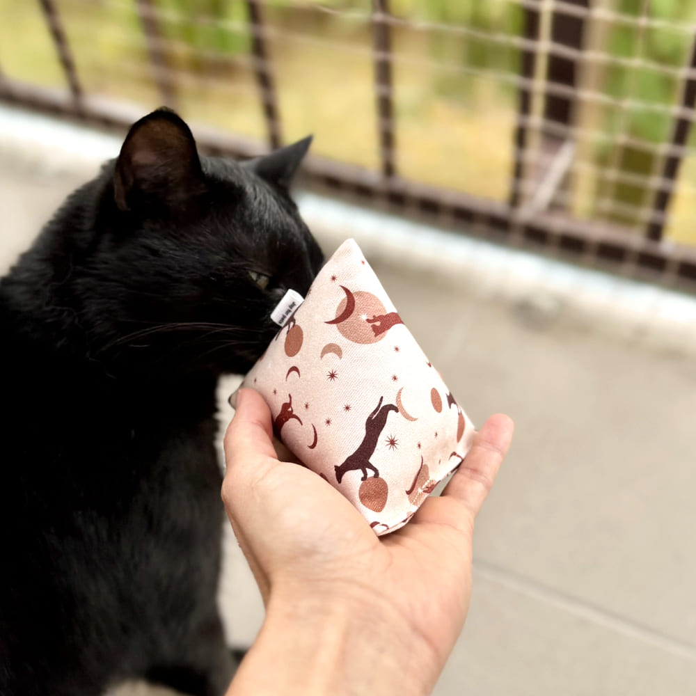 noskeelungomooneycatspyramid1 piramidka mooney cats noksee dla kota, ręcznie robiona zabawka premium dla kota, kocimiętka, waleriana, matatabi liście dla kota noskee