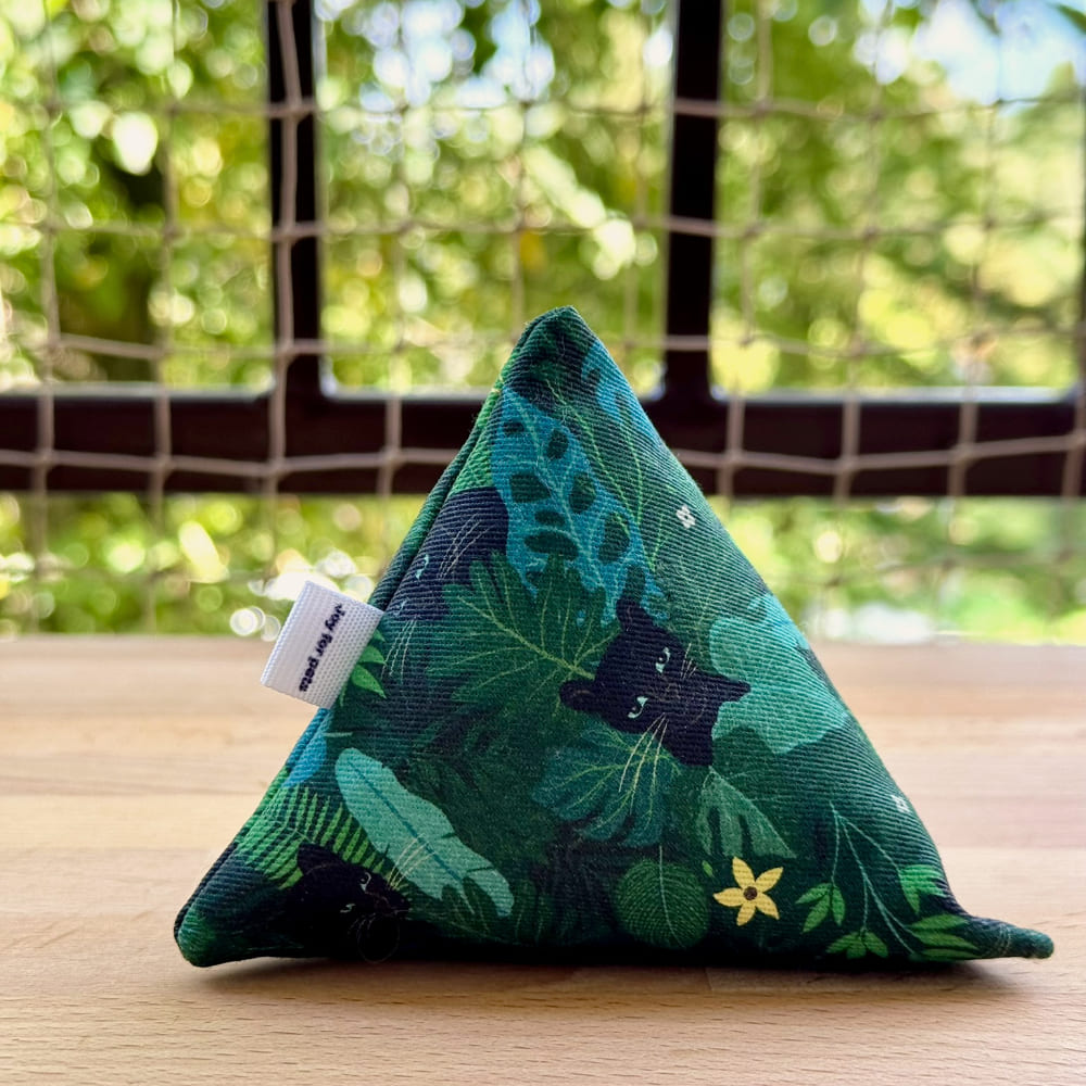 1leafmealonecattoy 1leafmealonecattoy