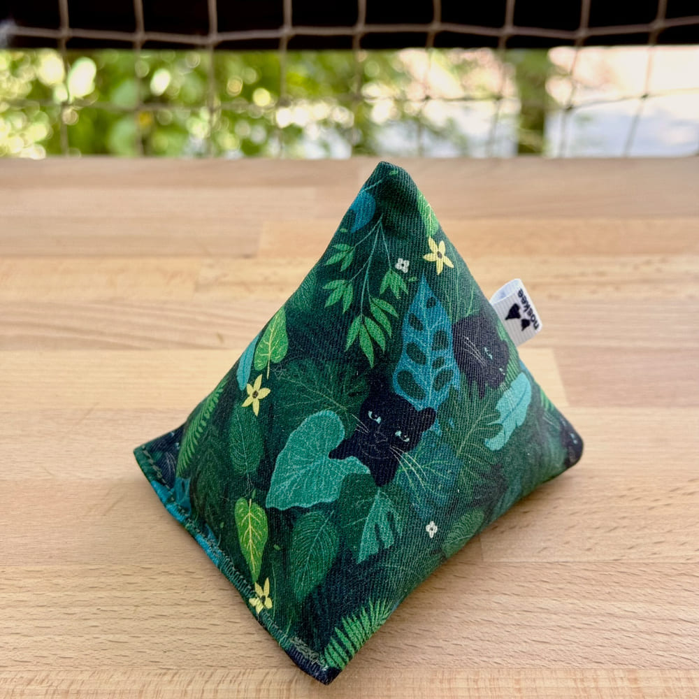 2leafmealonecattoy piramidka Leaf Me Alone, piramidka z ziołami dla kota, matatabi dla kota, zabawka z kocimiętką i walerianą dla kota